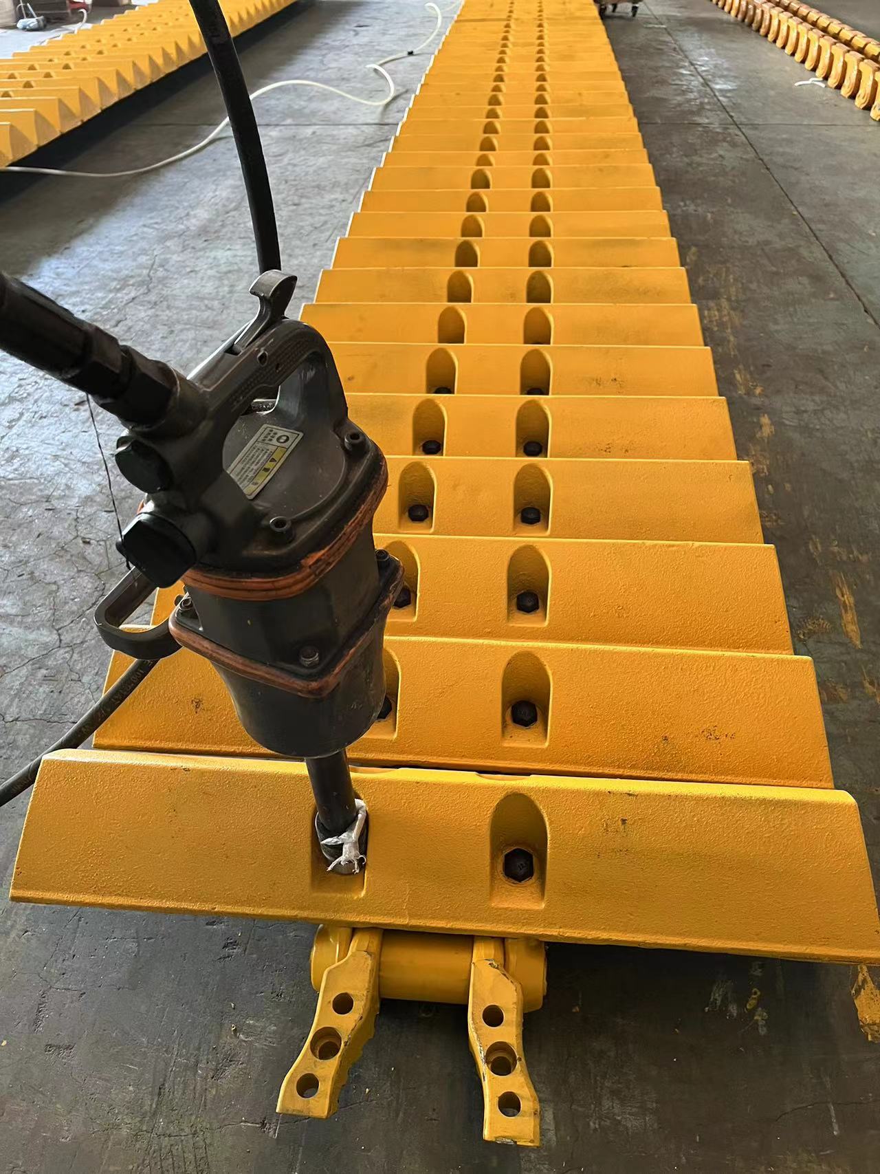 Swamp Track Shoe med bredde 1000 mm for Komatsu D85 Sendes til kunde