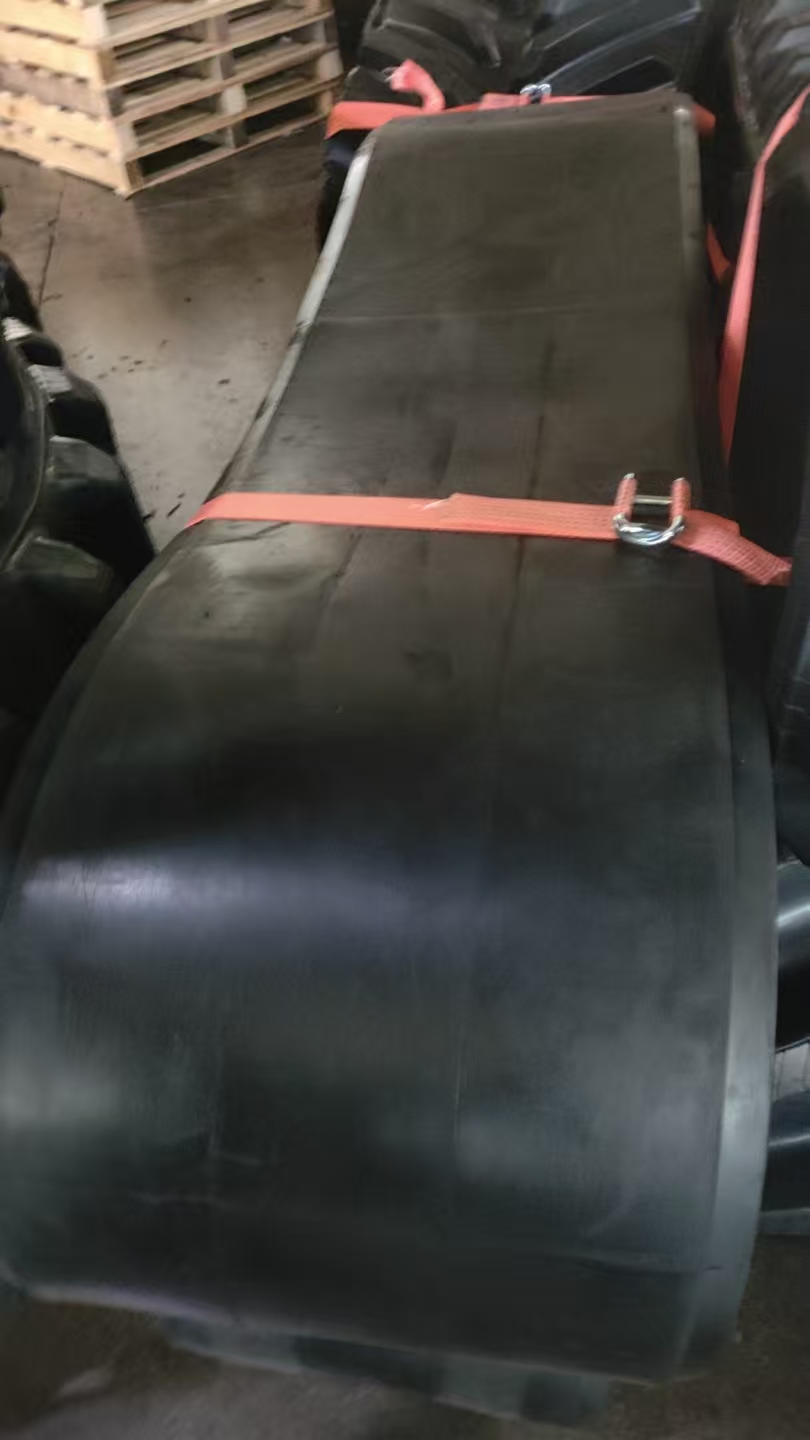 BOLTRAC vastupidavad 457 mm laiused sillutuskummist roomikud CAT 1055B jaoks, tarnimine meie kliendile